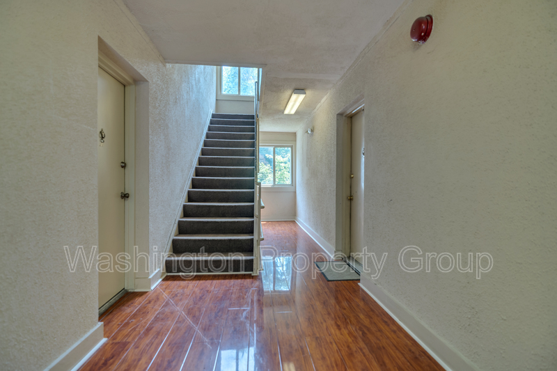 3009 Southern Ave, Apt 11 - Thumbnail 16