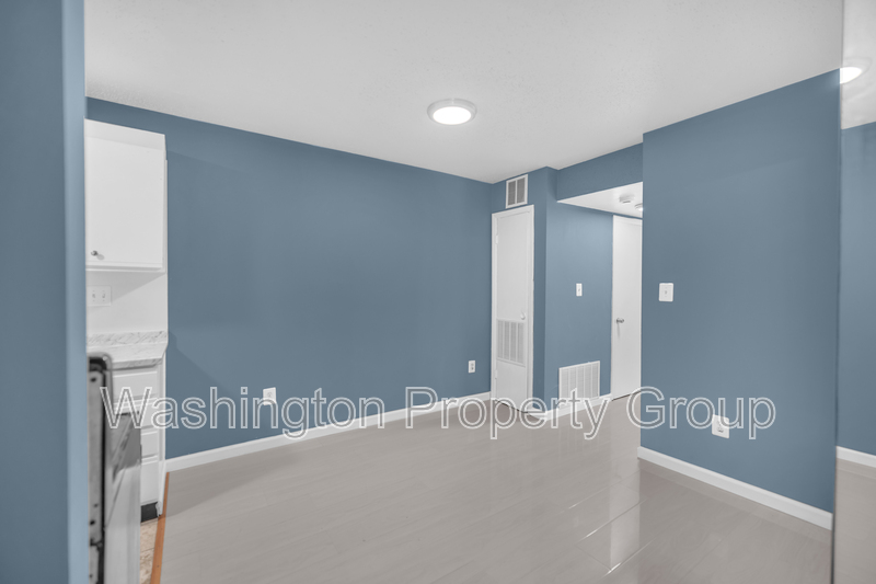 3009 Southern Ave, Apt 11 - Thumbnail 4