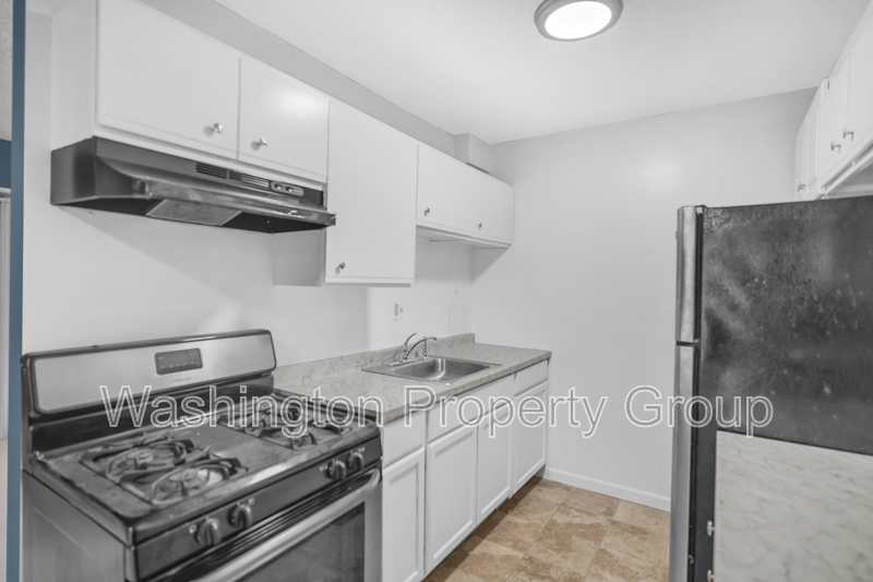 3009 Southern Ave, Apt 11 - Thumbnail 7