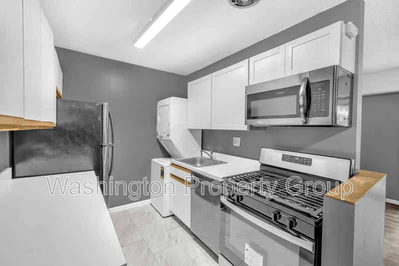 3011 Southern Ave, Apt 14 - Thumbnail 1
