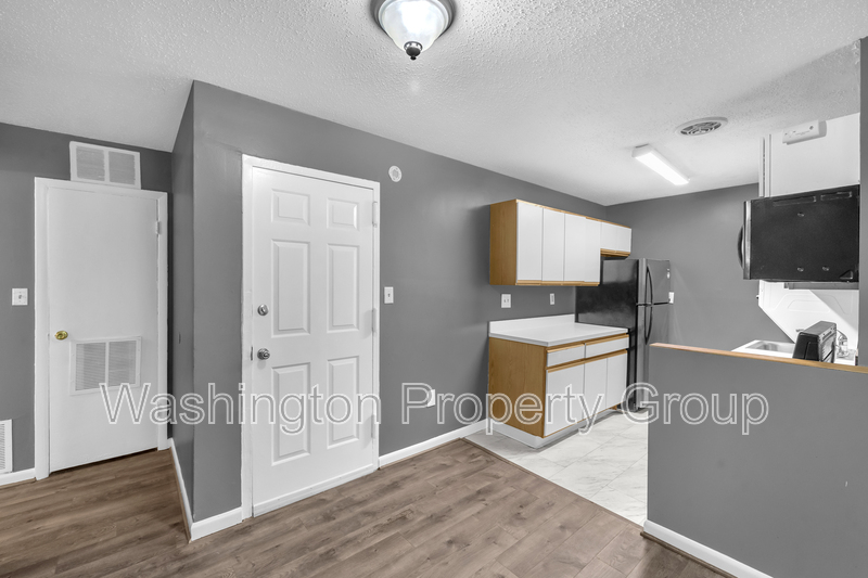 3011 Southern Ave, Apt 14 - Thumbnail 2