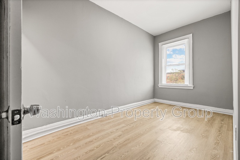 206 E 25th St, Apt 3 - Thumbnail 4